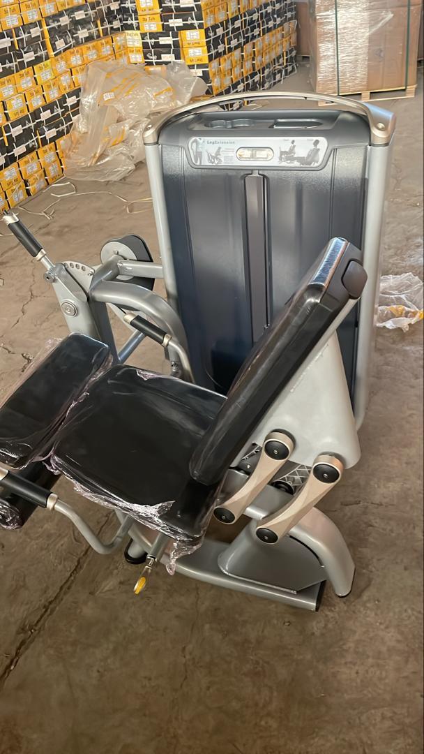 دستگاه بدنسازی  جلو پا نشسته سیم کش با برندماتریکس