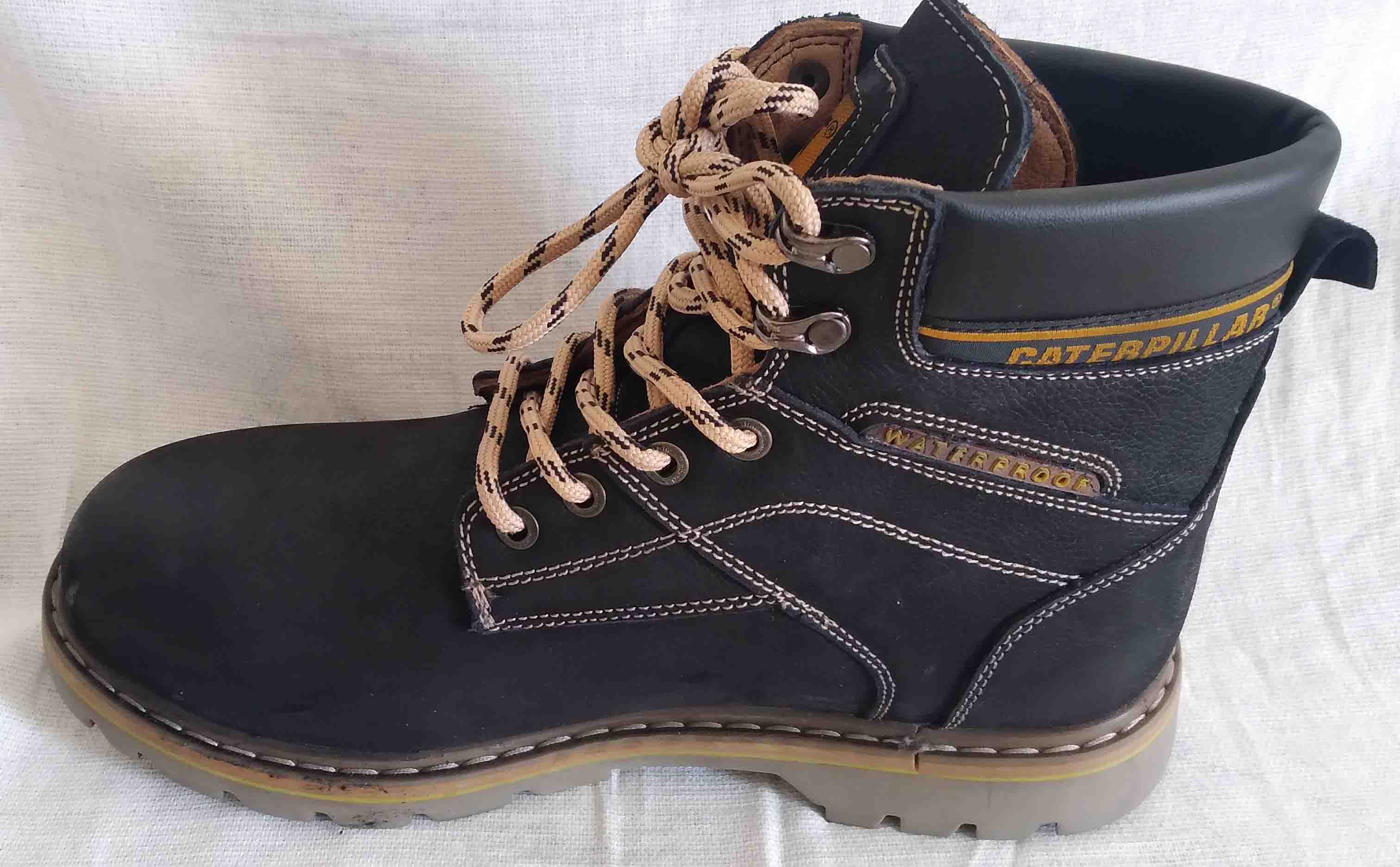 تیم مردانه تمام چرم کاترپیلار رنگ مشکی کد115